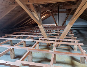 Zateplení stropu rodinného domu pomocí foukané izolace